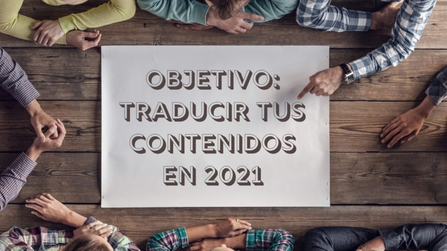 Personas reunidas alrededor de una mesa y un cartel que dice Objetivo: traducir tus contenidos en 2021